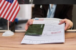 Visto negado fica registrado?